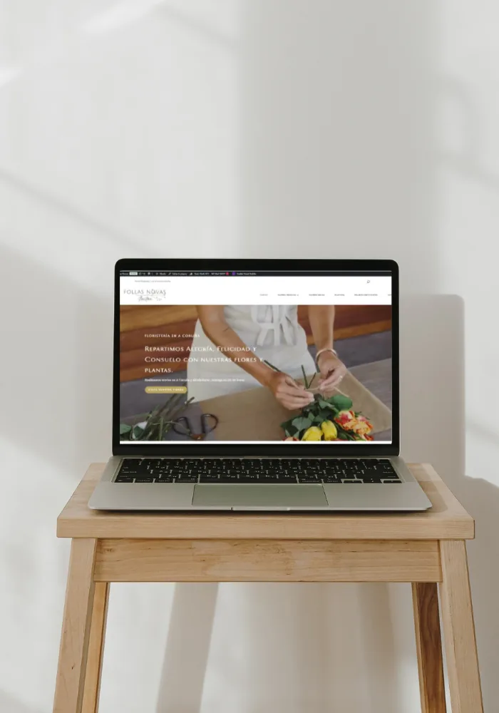 Diseño web para Follas Novas, floristería, en un portátil